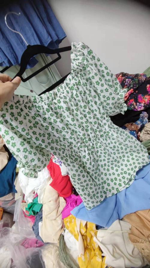 柳州城中夏季服裝貨源攻略 工廠尾貨與韓版女士上衣批發(fā)指南